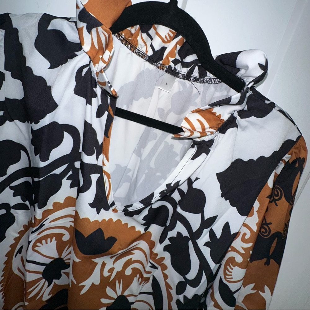 White and Gray Graphic 3/4 Sleeve Blouse large - Picture 2 of 6